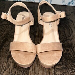 Chic Tan Women's Sandals
